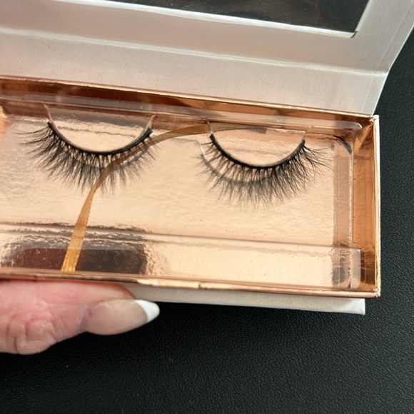 Nib two set lashes - Picture 3 of 3